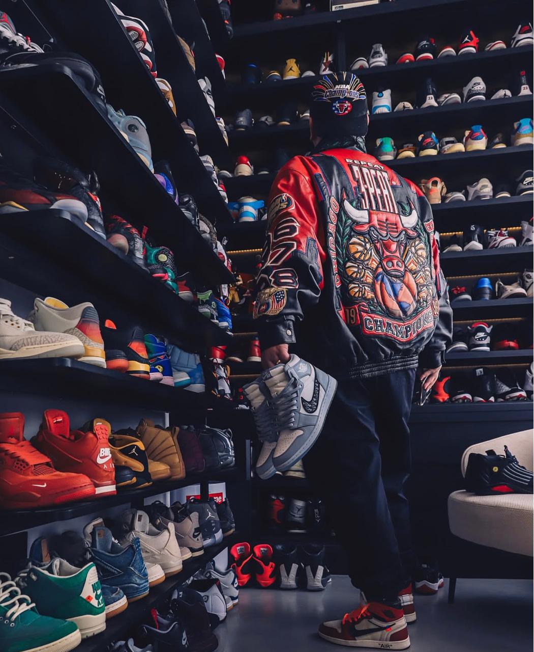 Persona con chaqueta de los Bulls en una colección de zapatillas